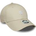 verstellbare-beige-damen-cap-mit-gebogenem-schirm-9forty-mini-logo-der-new-york-yankees-mlb-von-new-era