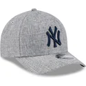 graue-snapback-kappe-mit-gebogenem-schirm-und-marineblauem-logo-9forty-m-crown-a-frame-cotton-weave-der-new-york-yankees-mlb-von