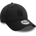 schwarze-verstellbare-kappe-mit-gebogenem-schirm-und-schwarzem-logo-9forty-quilted-new-york-yankees-mlb-von-new-era
