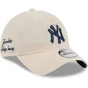 beige-verstellbare-curved-cap-mit-marineblauem-logo-9twenty-linen-spring-training-fan-pack-2025-der-new-york-yankees-mlb-von-new