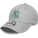 graue-verstellbare-kappe-mit-gebogenem-schirm-und-grauem-logo-9forty-team-outline-der-new-york-yankees-mlb-von-new-era