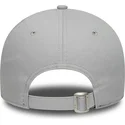 graue-verstellbare-kappe-mit-gebogenem-schirm-und-grauem-logo-9forty-team-outline-der-new-york-yankees-mlb-von-new-era