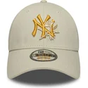 beige-verstellbare-curved-cap-mit-gelbem-logo-9forty-floral-icon-der-new-york-yankees-mlb-von-new-era