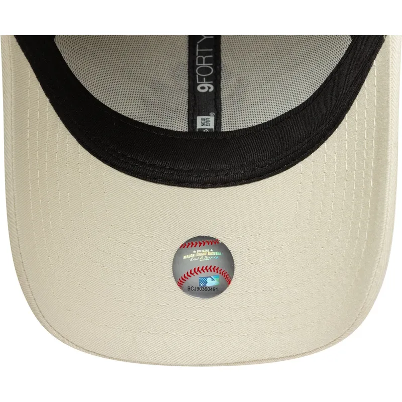 beige-verstellbare-curved-cap-mit-gelbem-logo-9forty-floral-icon-der-new-york-yankees-mlb-von-new-era
