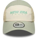 verstellbare-beige-und-grune-gebogene-kappe-runner-tech-von-new-era