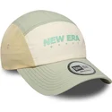 verstellbare-beige-und-grune-gebogene-kappe-runner-tech-von-new-era