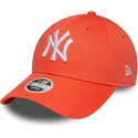 verstellbare-orangefarbene-damen-cap-mit-gebogenem-schirm-9forty-league-essential-der-new-york-yankees-mlb-von-new-era