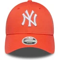 verstellbare-orangefarbene-damen-cap-mit-gebogenem-schirm-9forty-league-essential-der-new-york-yankees-mlb-von-new-era