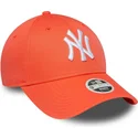 verstellbare-orangefarbene-damen-cap-mit-gebogenem-schirm-9forty-league-essential-der-new-york-yankees-mlb-von-new-era