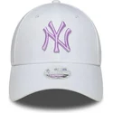 verstellbare-weisse-damenkappe-mit-gebogenem-schirm-und-violettem-logo-9forty-league-essential-der-new-york-yankees-mlb-von-new-