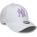 weisse-verstellbare-curved-cap-fur-damen-mit-violettem-logo-9forty-league-essential-der-new-york-yankees-mlb-von-new-era