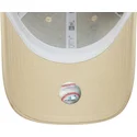 beige-gebogene-verstellbare-damenkappe-9forty-beaded-der-new-york-yankees-mlb-von-new-era