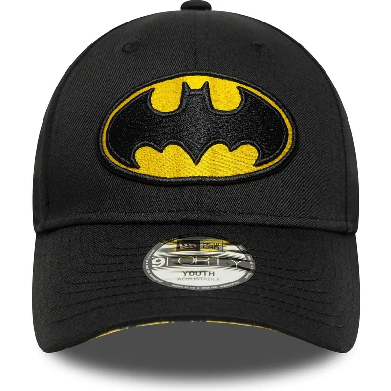schwarze-gebogene-verstellbare-kinderkappe-9forty-all-over-print-von-batman-dc-comics-von-new-era