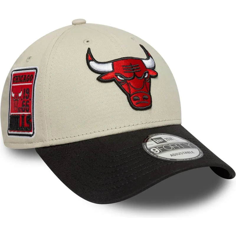 beige-und-schwarze-verstellbare-curved-cap-9forty-contrast-patch-der-chicago-bulls-nba-von-new-era
