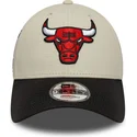 verstellbare-beige-schwarze-9forty-contrast-patch-kappe-der-chicago-bulls-nba-von-new-era