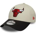 verstellbare-beige-schwarze-9forty-contrast-patch-kappe-der-chicago-bulls-nba-von-new-era