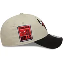 verstellbare-beige-schwarze-9forty-contrast-patch-kappe-der-chicago-bulls-nba-von-new-era