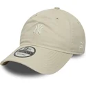 beige-verstellbare-kappe-mit-gebogenem-schirm-9twenty-mini-logo-washed-der-new-york-yankees-mlb-von-new-era