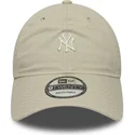 beige-verstellbare-kappe-mit-gebogenem-schirm-9twenty-mini-logo-washed-der-new-york-yankees-mlb-von-new-era