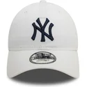 verstellbare-weisse-kappe-mit-gebogenem-schirm-und-blauem-logo-9twenty-core-classic-der-new-york-yankees-mlb-von-new-era