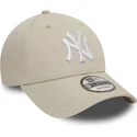 beige-verstellbare-curved-cap-mit-weissem-logo-9forty-league-essential-der-new-york-yankees-mlb-von-new-era