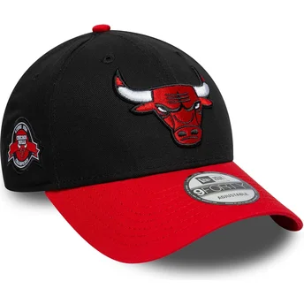 Verstellbare schwarze und rote 9FORTY Curved Cap mit Seitenaufnäher der Chicago Bulls NBA von New Era.