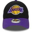 verstellbare-9forty-kappe-mit-gebogenem-schirm-in-schwarz-und-violett-mit-side-patch-der-los-angeles-lakers-nba-von-new-era