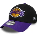 verstellbare-9forty-kappe-mit-gebogenem-schirm-in-schwarz-und-violett-mit-side-patch-der-los-angeles-lakers-nba-von-new-era