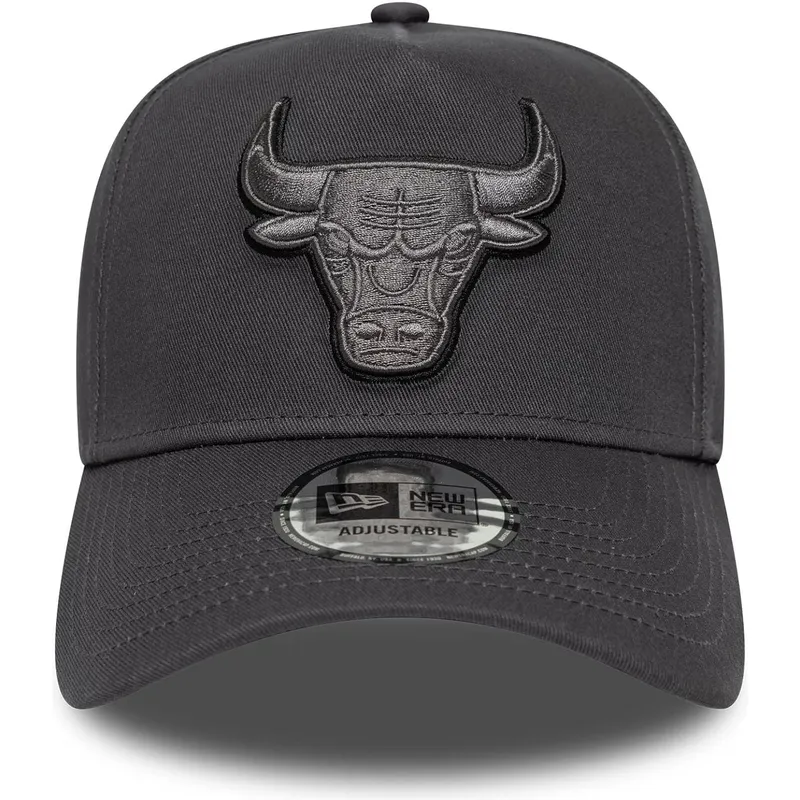grau-gebogener-snapback-cap-mit-grauem-e-frame-tonal-outline-logo-der-chicago-bulls-nba-von-new-era