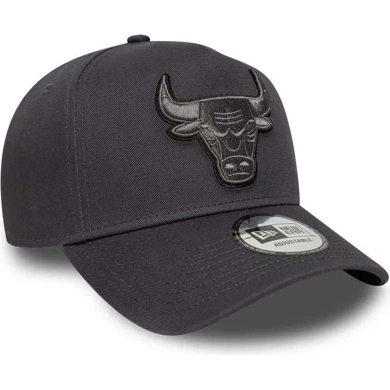 grau-gebogener-snapback-cap-mit-grauem-e-frame-tonal-outline-logo-der-chicago-bulls-nba-von-new-era
