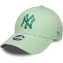 grune-verstellbare-damenkappe-mit-gebogenem-schirm-und-grunem-9forty-metallic-logo-der-new-york-yankees-mlb-von-new-era