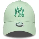 grune-verstellbare-damenkappe-mit-gebogenem-schirm-und-grunem-9forty-metallic-logo-der-new-york-yankees-mlb-von-new-era
