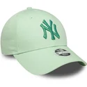 grune-verstellbare-damenkappe-mit-gebogenem-schirm-und-grunem-9forty-metallic-logo-der-new-york-yankees-mlb-von-new-era