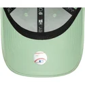 grune-verstellbare-damenkappe-mit-gebogenem-schirm-und-grunem-9forty-metallic-logo-der-new-york-yankees-mlb-von-new-era