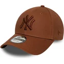 verstellbare-braune-kappe-mit-gebogenem-schirm-und-braunem-logo-9forty-league-essential-der-new-york-yankees-mlb-von-new-era
