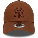 verstellbare-braune-kappe-mit-gebogenem-schirm-und-braunem-logo-9forty-league-essential-der-new-york-yankees-mlb-von-new-era