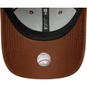 verstellbare-braune-kappe-mit-gebogenem-schirm-und-braunem-logo-9forty-league-essential-der-new-york-yankees-mlb-von-new-era