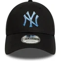 schwarze-verstellbare-kappe-mit-gebogenem-schirm-und-blauem-logo-9forty-ombre-infill-der-new-york-yankees-mlb-von-new-era