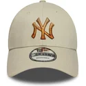 beige-verstellbare-kappe-mit-gebogenem-schirm-und-braunem-logo-9forty-ombre-infill-der-new-york-yankees-mlb-von-new-era