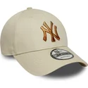 beige-verstellbare-kappe-mit-gebogenem-schirm-und-braunem-logo-9forty-ombre-infill-der-new-york-yankees-mlb-von-new-era