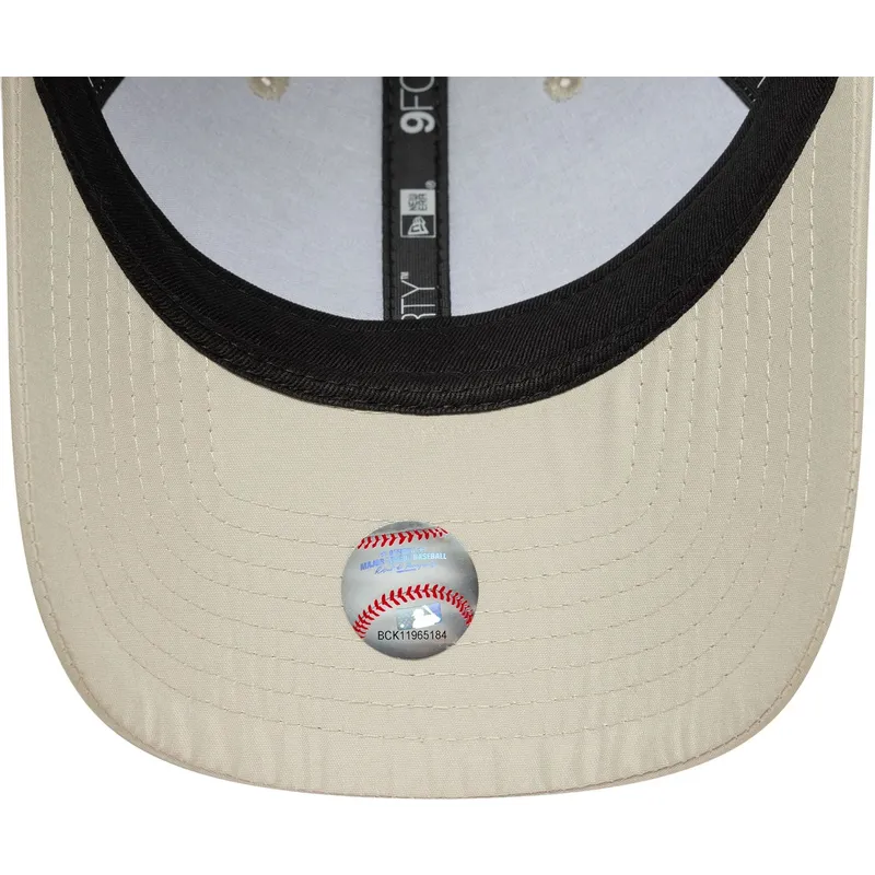 beige-verstellbare-curved-cap-mit-beigem-logo-9forty-tonal-flawless-der-new-york-yankees-mlb-von-new-era