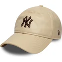 beige-verstellbare-kappe-mit-gebogenem-schirm-und-braunem-logo-9twenty-leather-der-new-york-yankees-mlb-von-new-era