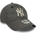 verstellbare-schwarze-9twenty-kappe-mit-gebogenem-schirm-im-hahnentrittmuster-der-new-york-yankees-mlb-von-new-era