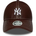 verstellbare-braune-damen-cap-9forty-topstitch-pu-der-new-york-yankees-mlb-von-new-era
