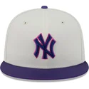 gorra-plana-beige-y-violeta-ajustada-59fifty-clr-dvlp-de-new-york-yankees-mlb-de-new-era