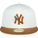 weisse-und-braune-anliegende-flatcap-59fifty-chrome-toast-side-patch-der-new-york-yankees-mlb-von-new-era