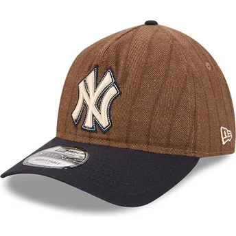 Verstellbare braun und marineblau gebogene Kappe 9TWENTY A Frame Wool Pinstripe der New York Yankees MLB von New Era