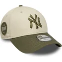 gorra-curva-beige-y-verde-ajustable-9forty-side-patch-de-new-york-yankees-mlb-de-new-era