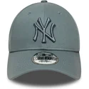 verstellbare-graue-curved-cap-mit-grauem-logo-9forty-league-essential-der-new-york-yankees-mlb-von-new-era