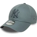 gorra-curva-gris-ajustable-con-logo-gris-9forty-league-essential-de-new-york-yankees-mlb-de-new-era